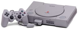 El Playstation original, junto a un control Dualshock